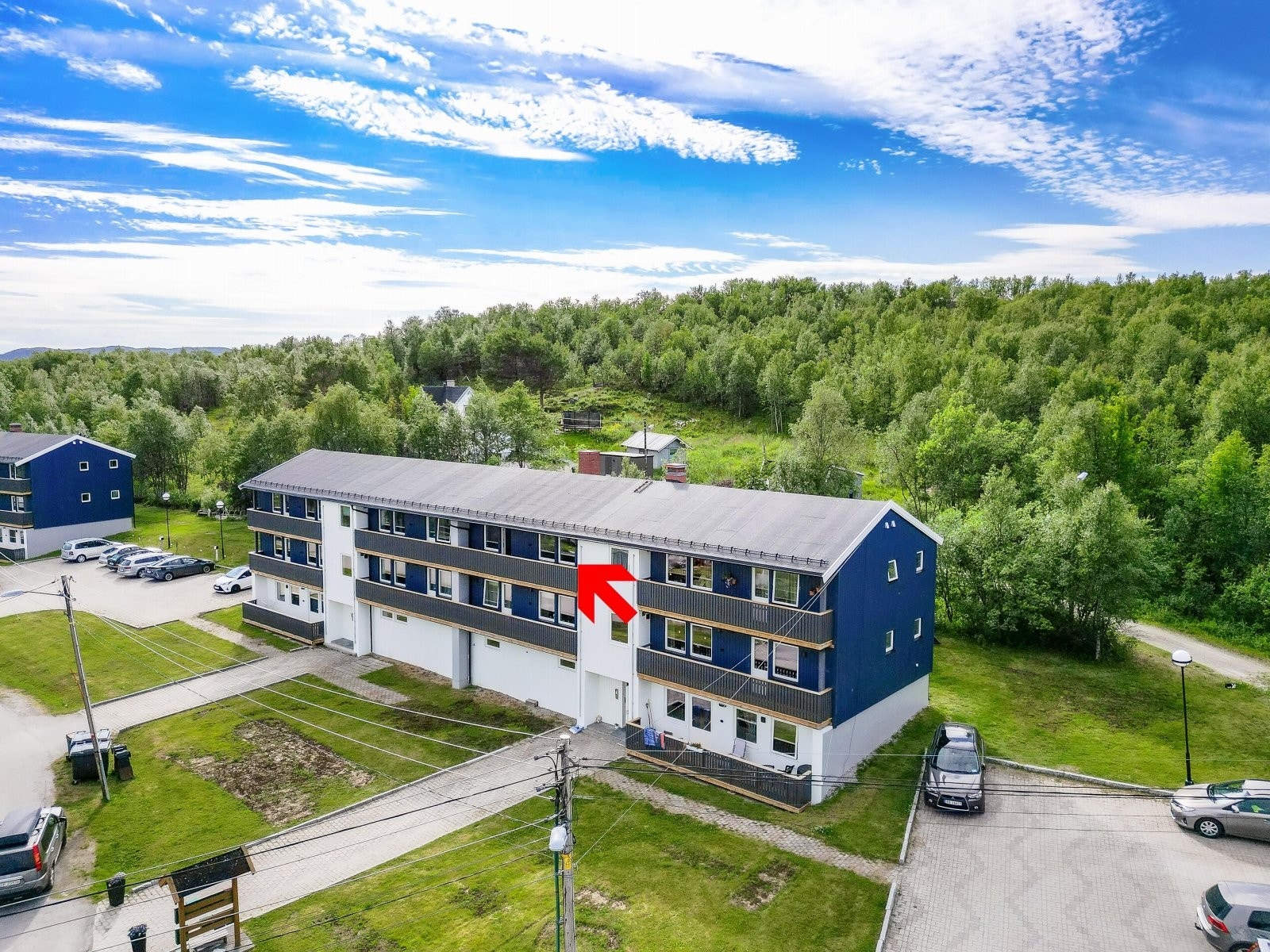 Leiligheten ligger i øverste etasje i en blokk som er betydelig renovert utvendig i 2023-2024 Galleribilde