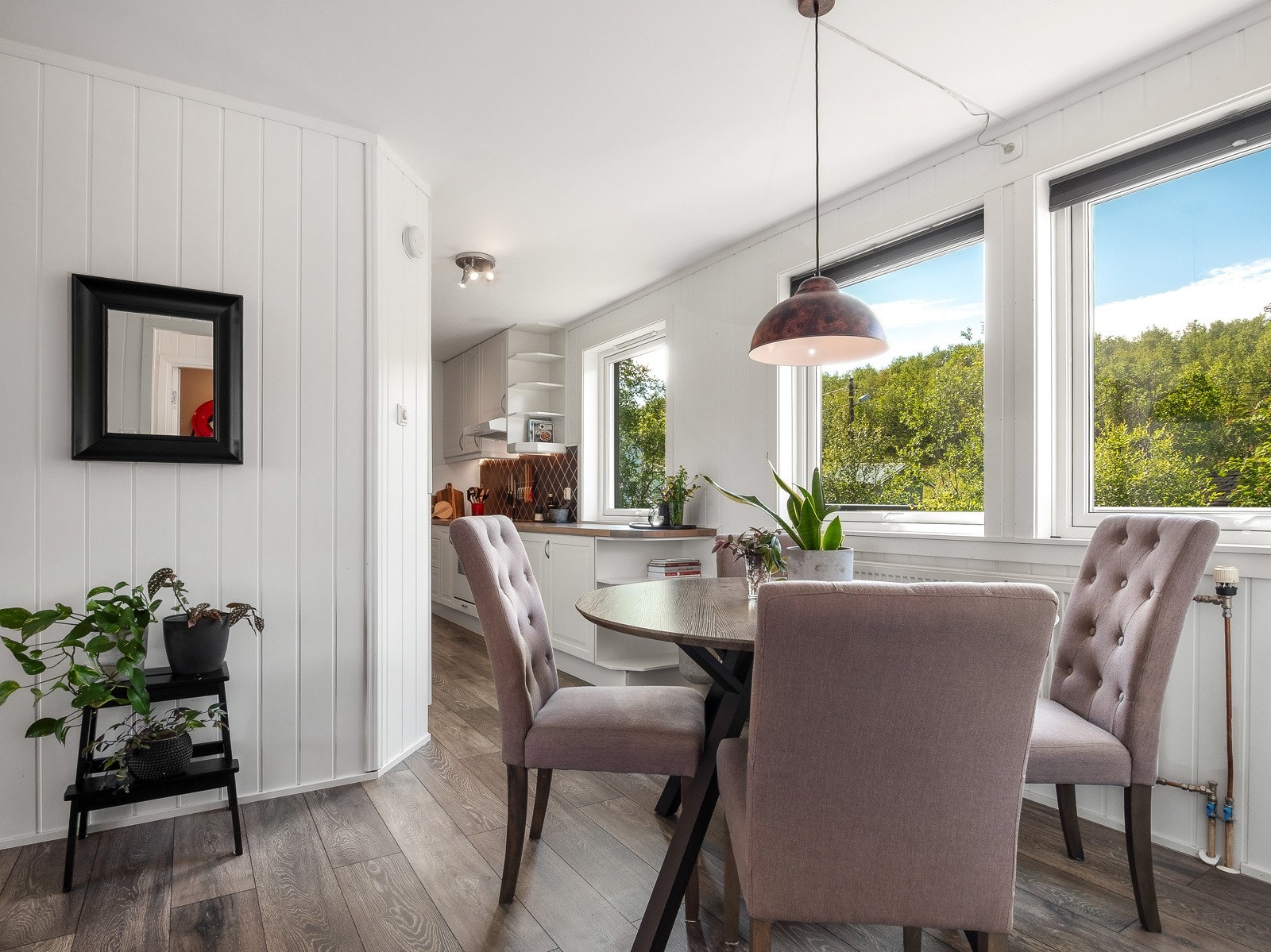 Man kan også sitte ved bordet og vente på resultatet av kokkens innsats! Galleribilde