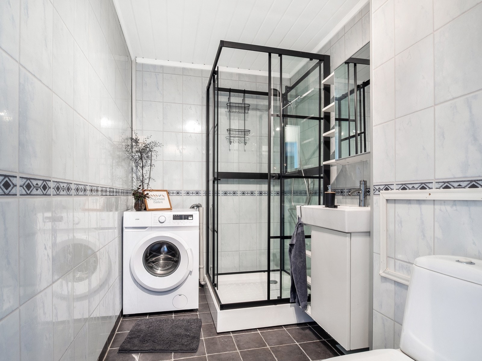 Baderommet er pent, og har stilig dusjkabinett fra 2024 Galleribilde