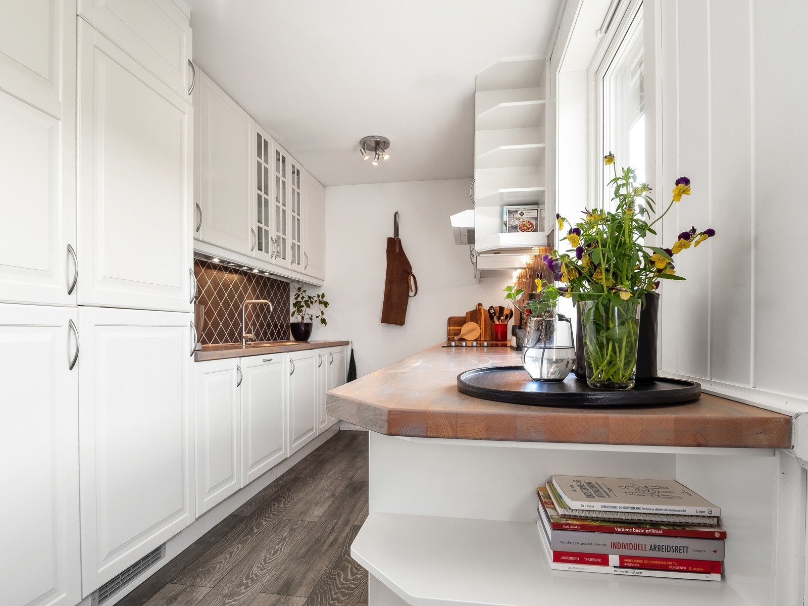 Kjøkkenet har praktisk innredning med integrerte hvitevarer Galleribilde