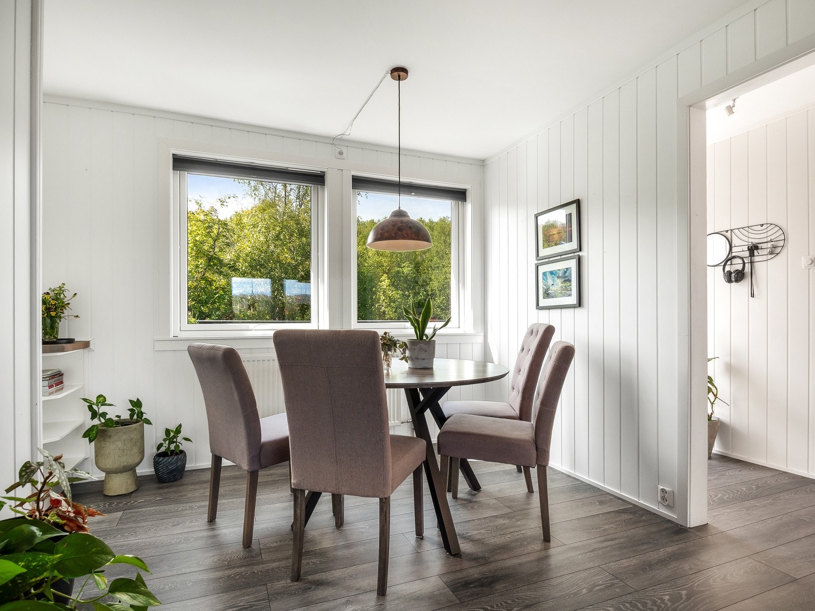 Det er god plass til spisegruppe i overgangen mellom stue og kjøkken Galleribilde