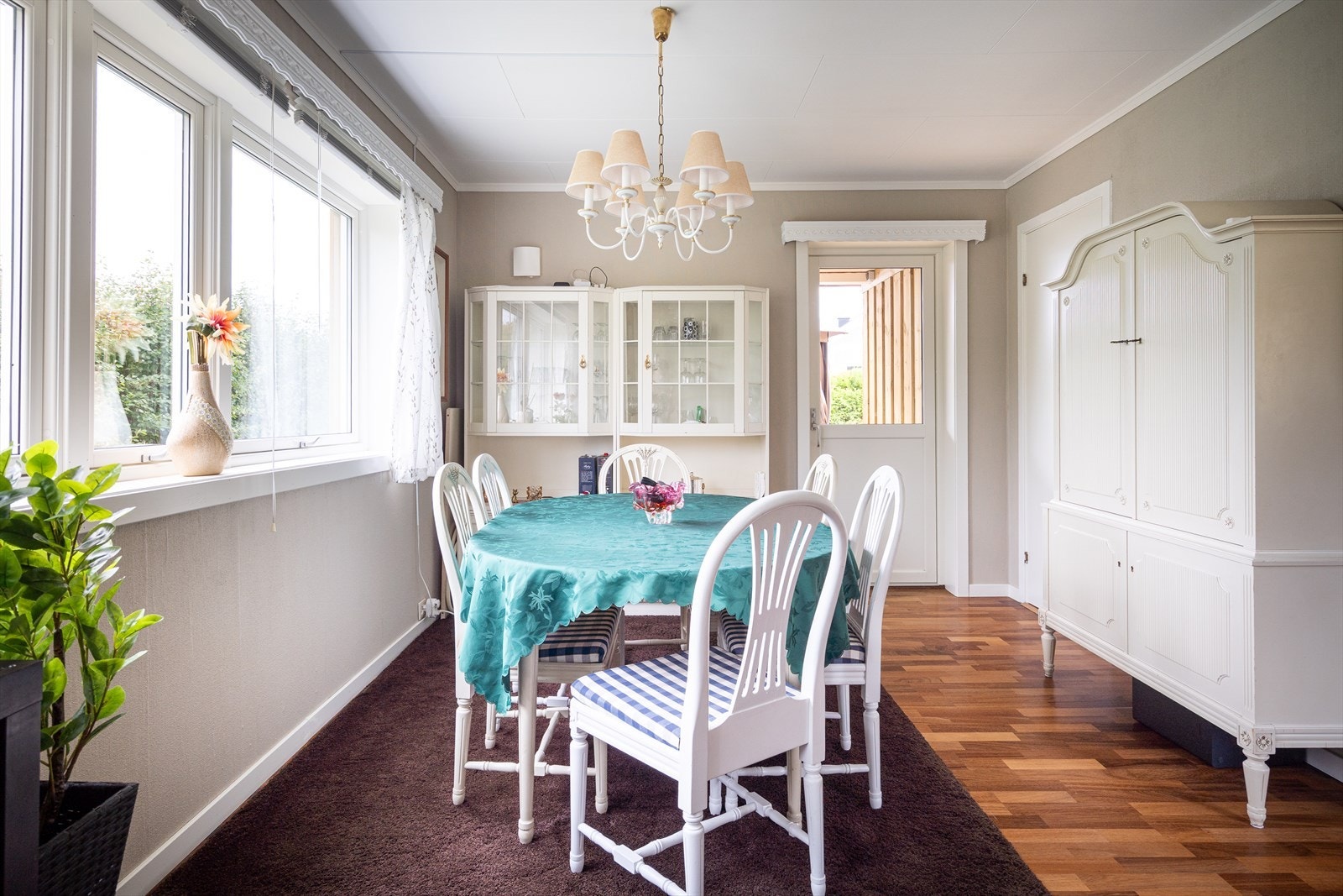 Fra denne delen av stuen har du også utgang til stor terrasse. Galleribilde