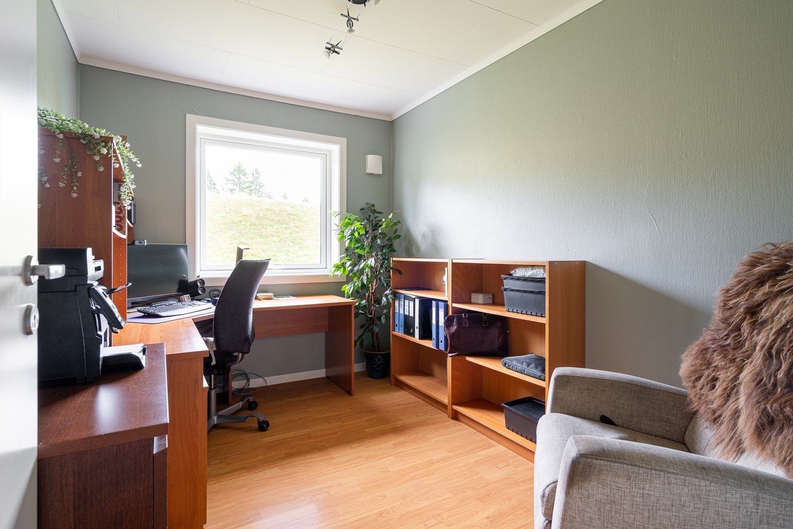 I førsteetasje er det tre soverom hvorav to er benyttet som kontor og hobbyrom. Galleribilde