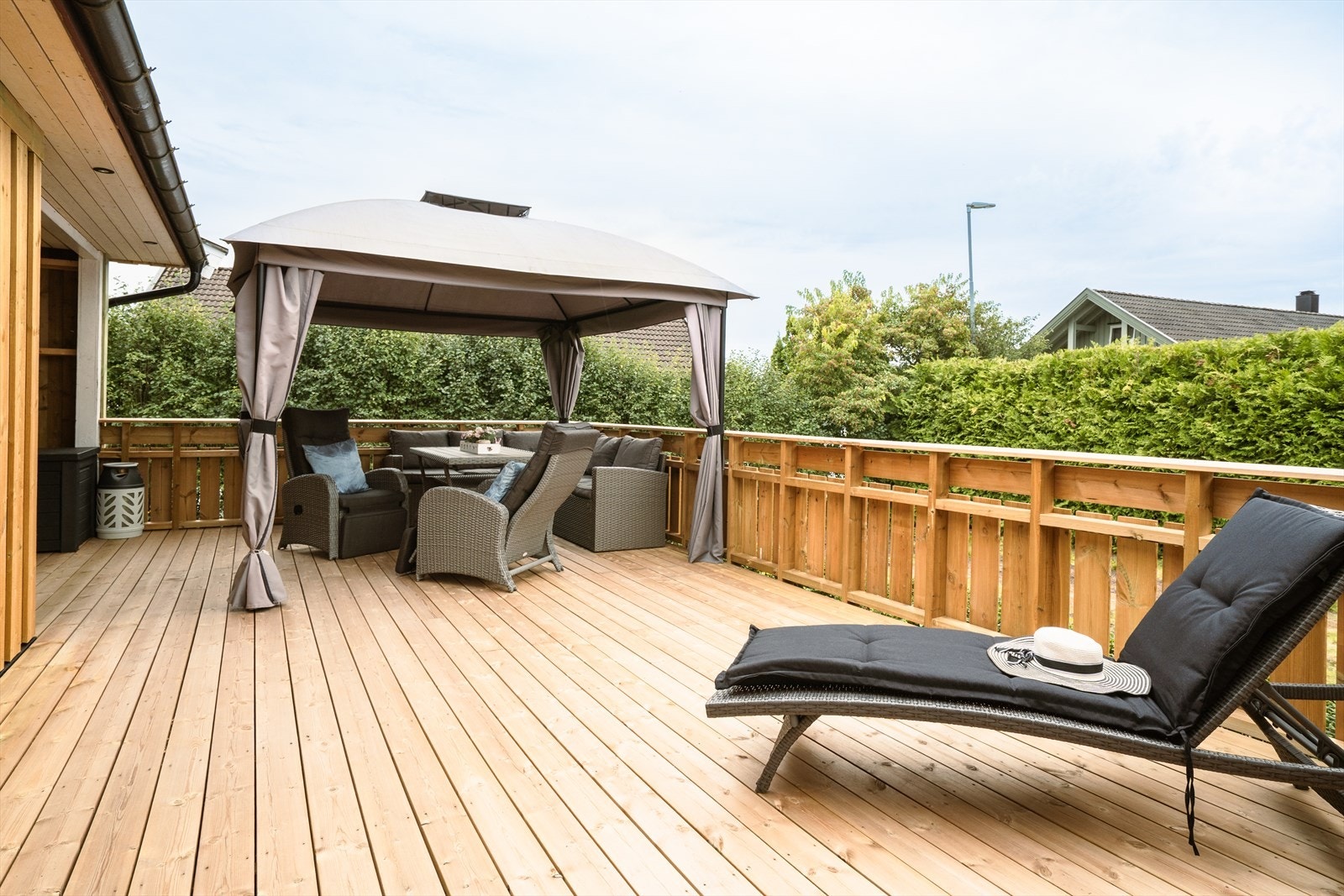 Deler av terrassen er overbygd slik at du kan sitte i le selv om solen ikke skinner. Galleribilde