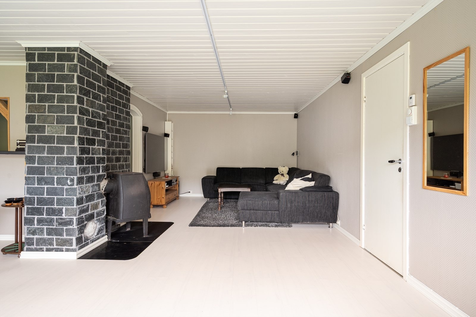 Rommet er på originale byggetegninger inndelt i kjellerstue, hobbyrom og bod (se vedlagte tegninger i salgsoppgaven. Galleribilde