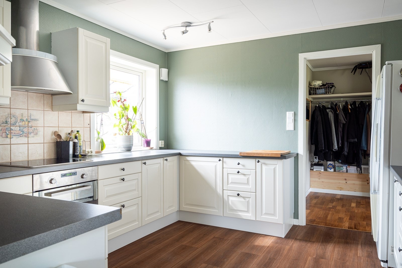 Her er god boltreplass for den som er glad i å stå på kjøkkenet. Galleribilde