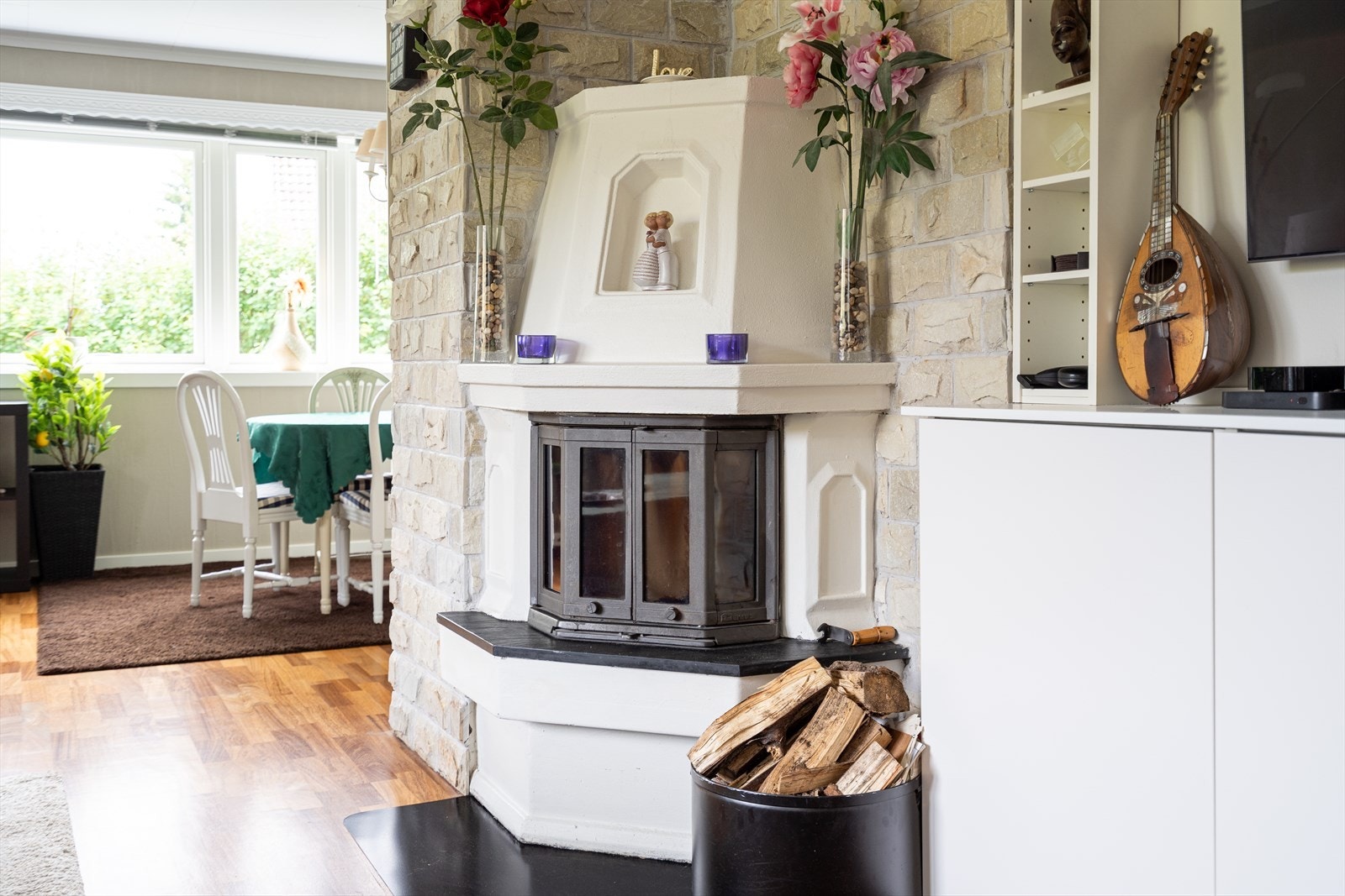 Boligen varmes opp ved varmepumpe som nylig har hatt serivce, peis og elektriske panelovner samt gulvvarme. Galleribilde