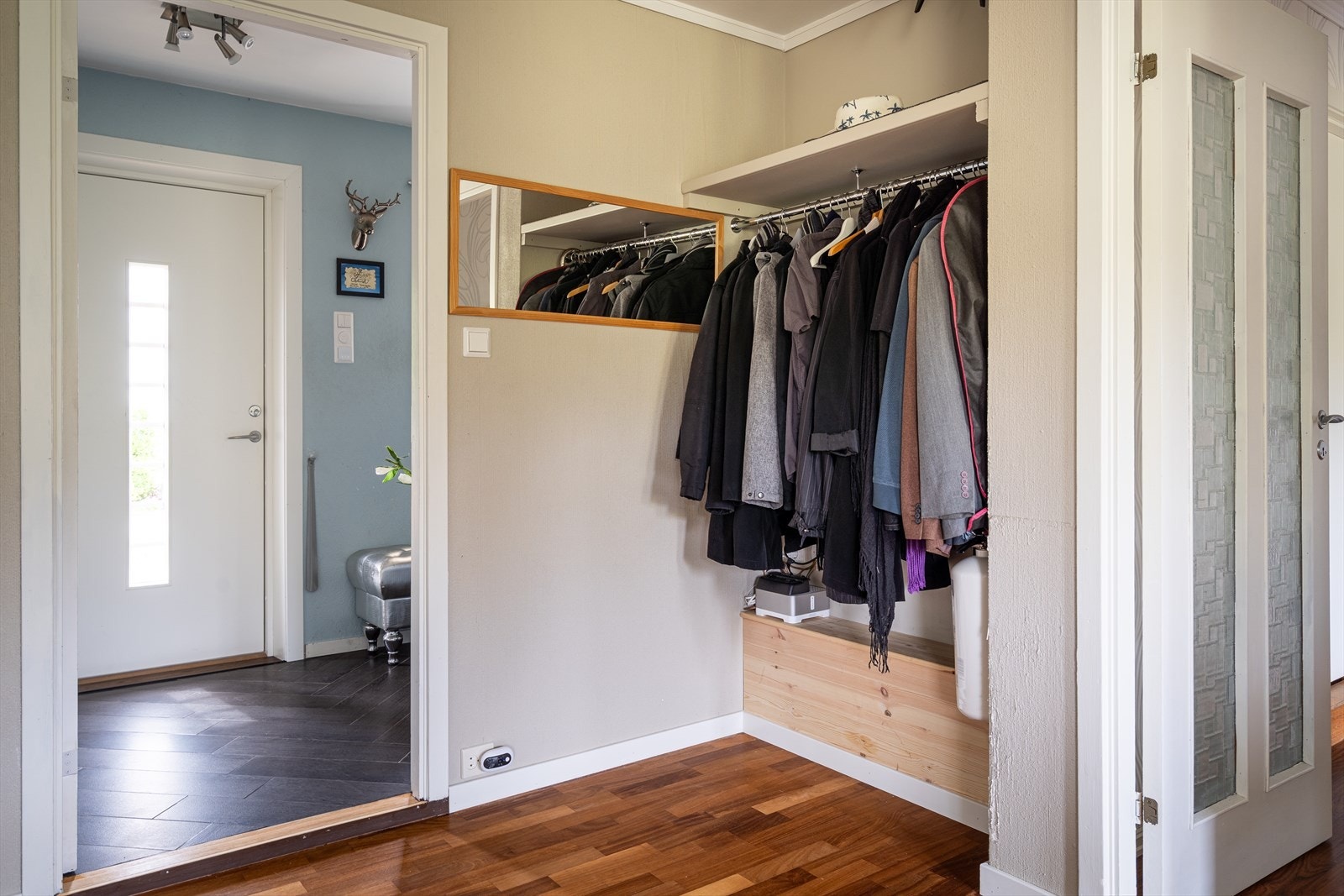 Fra entreen kommer du videre inn i gangen som er bindeledd for stue, kjøkken og soveromsgang. Her er det også nisje for garderobeløsning. Galleribilde