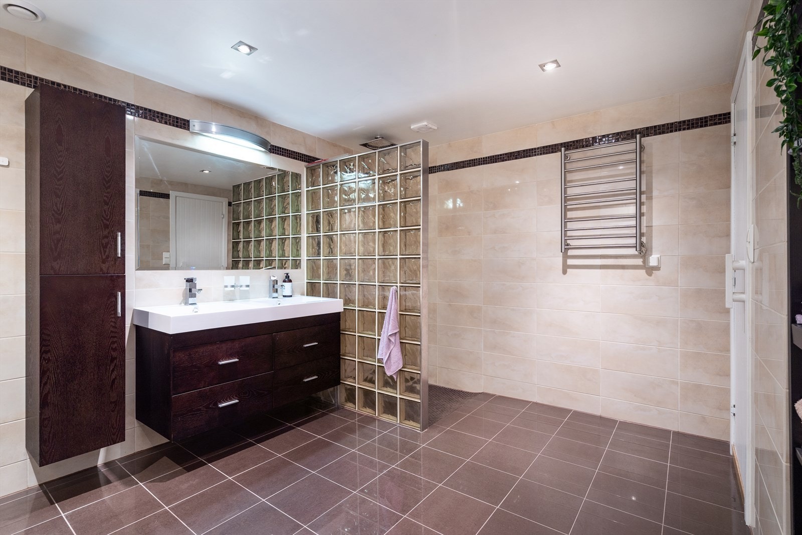 Badet holde god standard med flotte flisvalg og mørk baderomsinnredning. Galleribilde