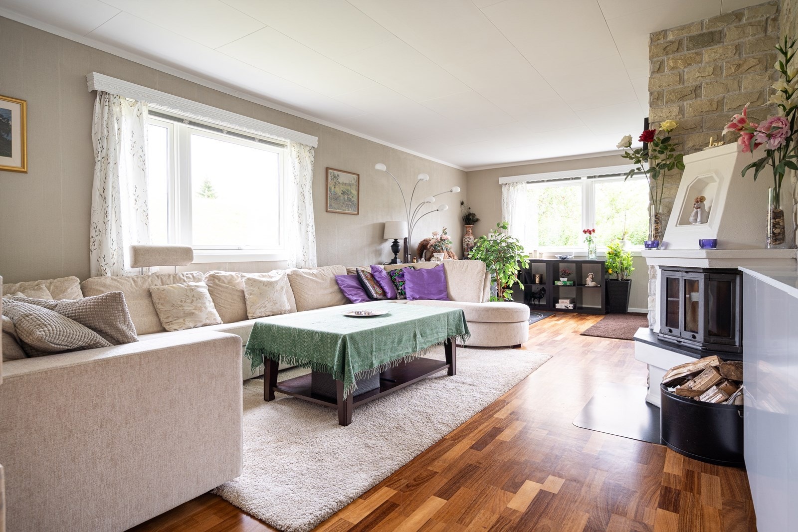 Stuen er av svært god størrelse og er l-formet. Her er det enkelt å innrede i flere soner for sofa- og spisegruppe, samt øvrig oppbevaringsmøblement. Galleribilde