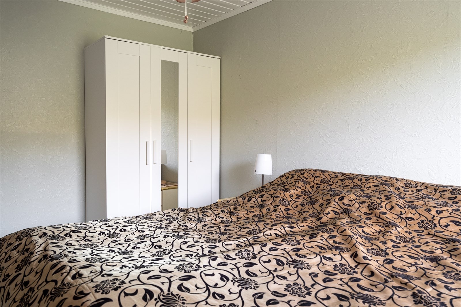 Rommet er også selvsagt utstyrt med garderobeskap. Galleribilde