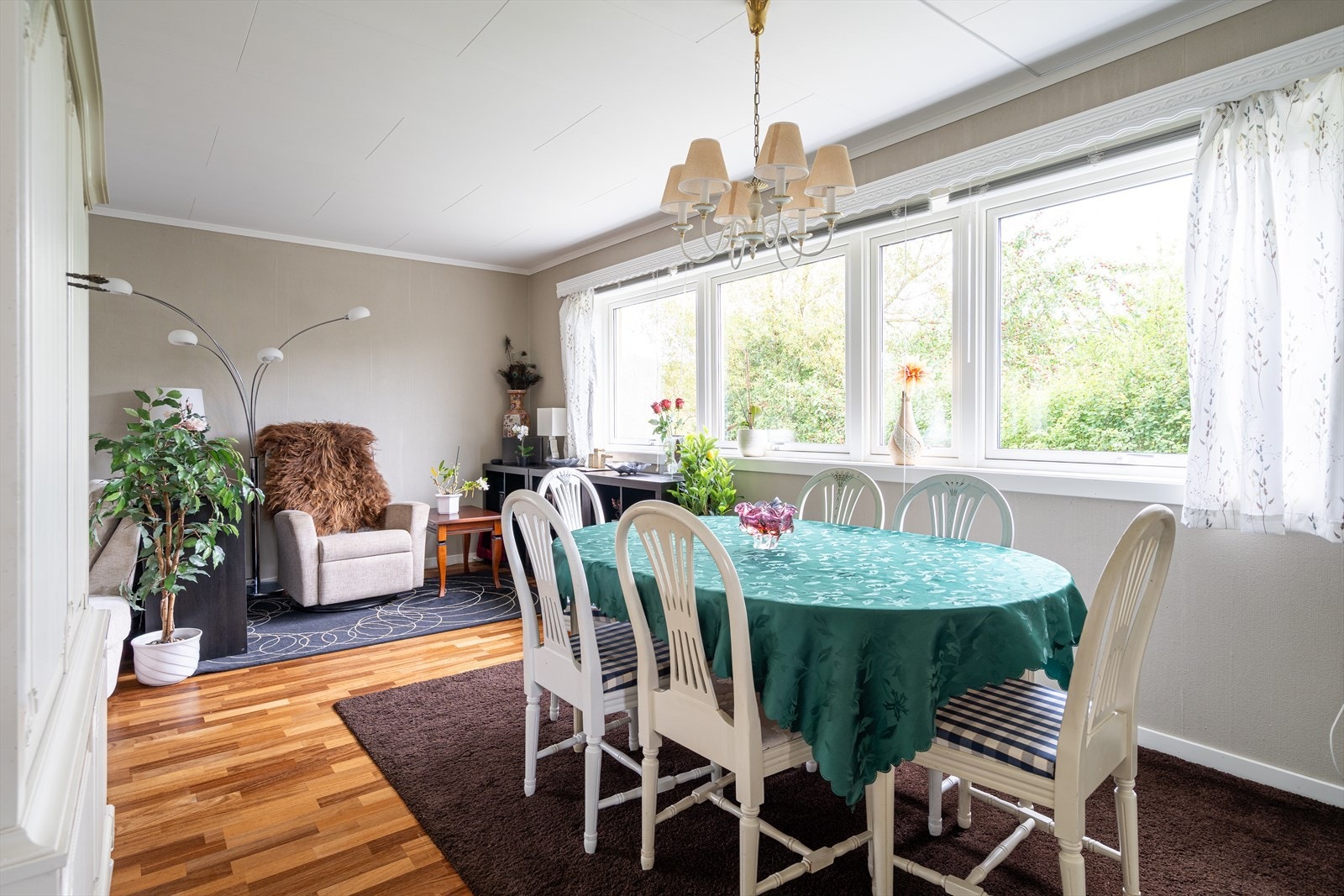 Spisestuen har god plass til langbord langs vindusvegg. Dette rommet rommer mange gjester og er perfekt for koselige sammenkomster. Galleribilde