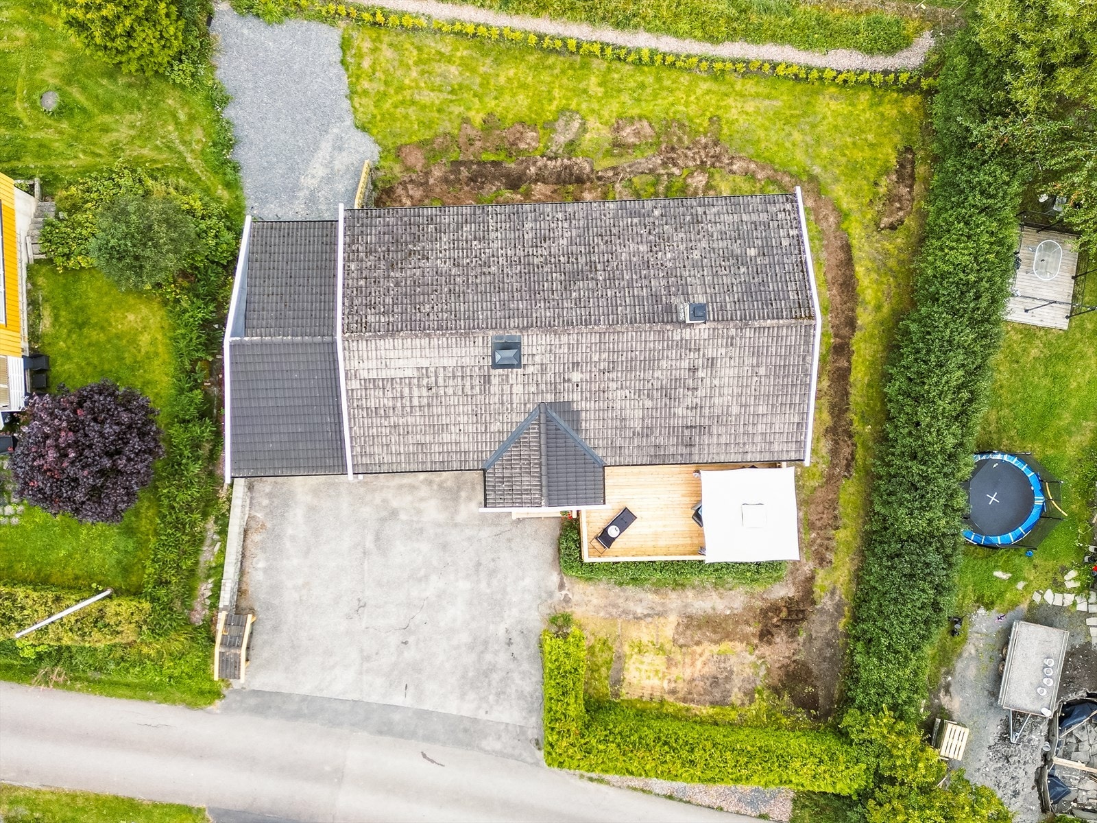 Eiendommen er pent "inngjerdet" med hekk. Galleribilde