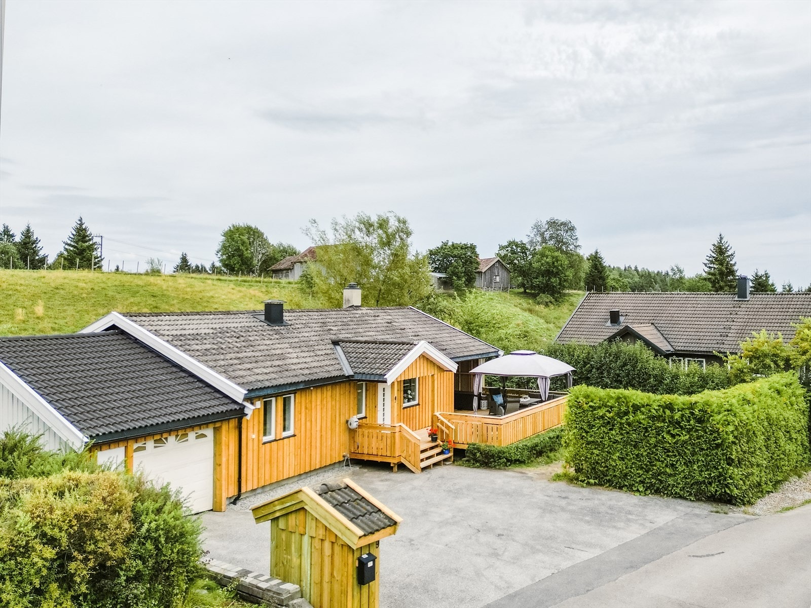 Aktiv Eiendomsmegling v/ Nils-Erling Bleikvassli har gleden av å presentere denne flotte eiendommen i Rugveien 9! Galleribilde