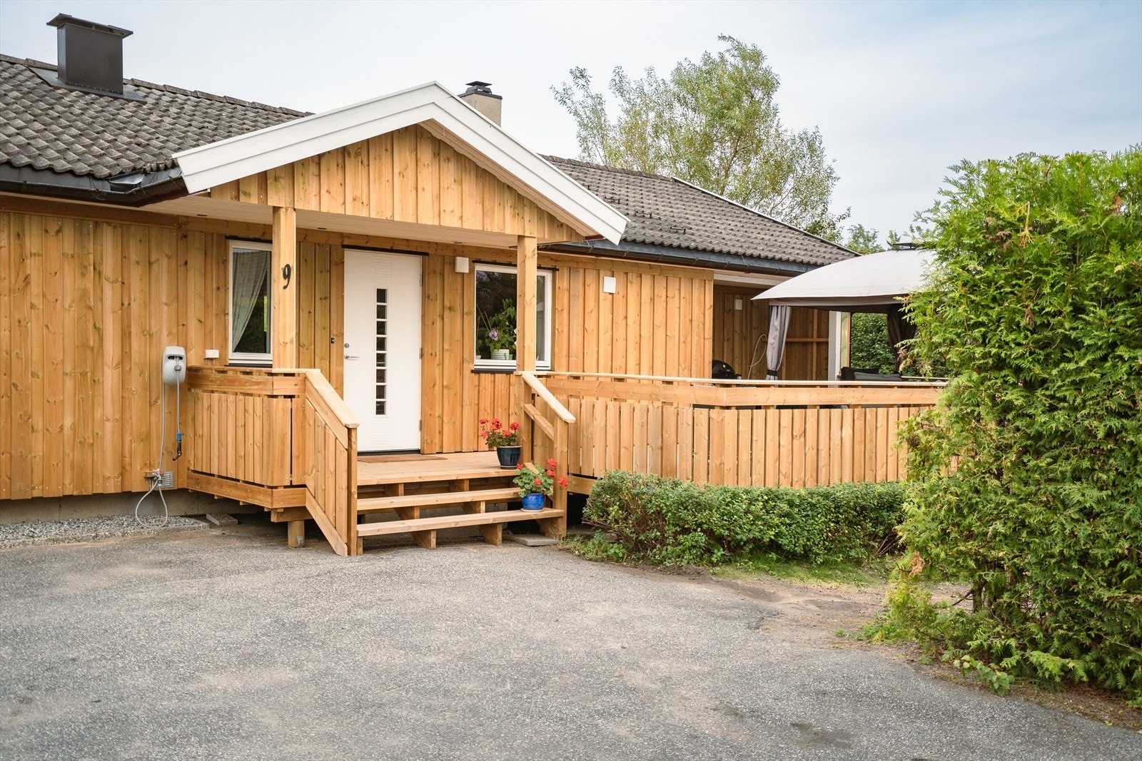 I 2025 har eiendommen fått helt ny fasade, nytt impregnert panel, nye vinduer og ytterdør. I tillegg er vegger og loft etterisolert. Galleribilde