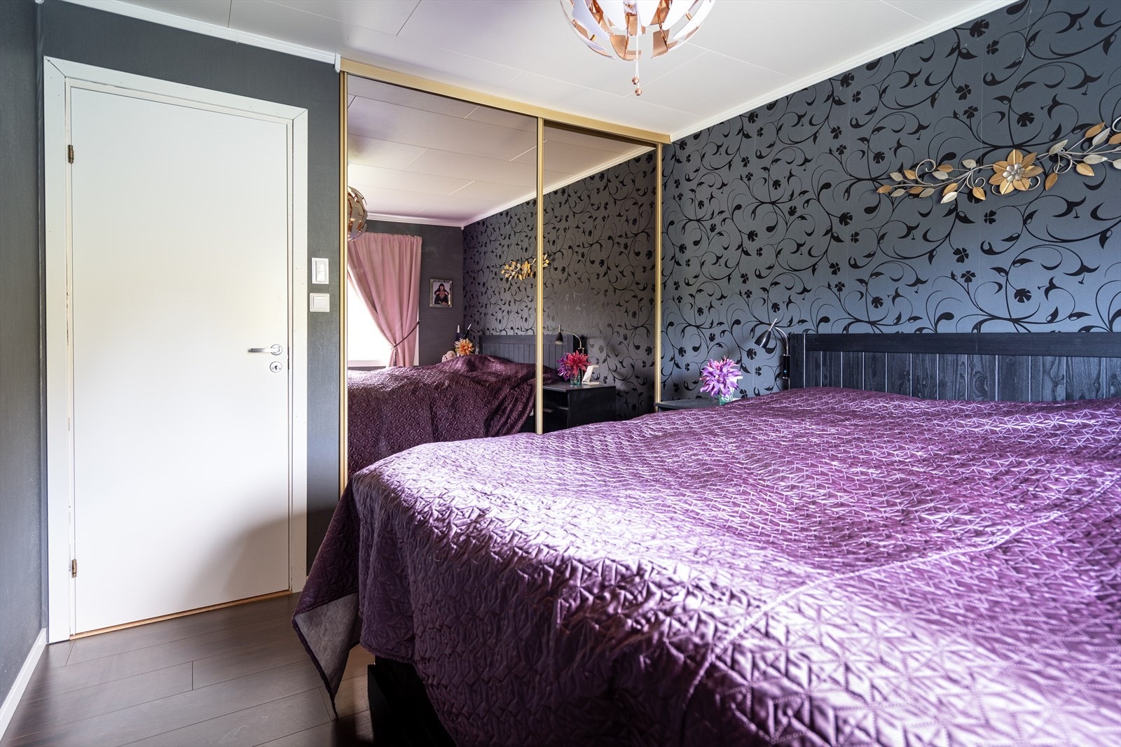 Rommet er utsyrt med skyvedørsgarderobe med speilfronter. Galleribilde