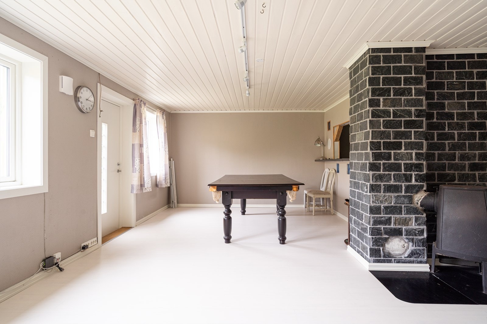 Rommet har også egen inngang fra baksiden av boligen. Galleribilde