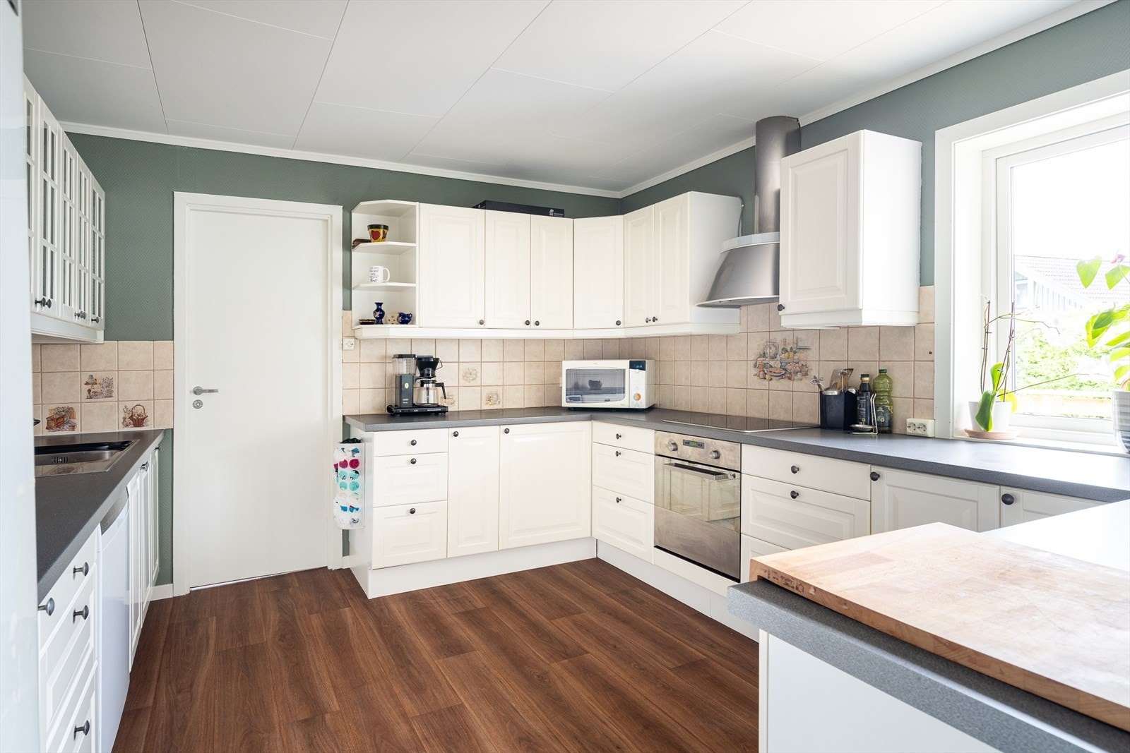 Ikeakjøkken fra 2008 ligger i eget rom med både adkomst fra gang og spisestue. Galleribilde