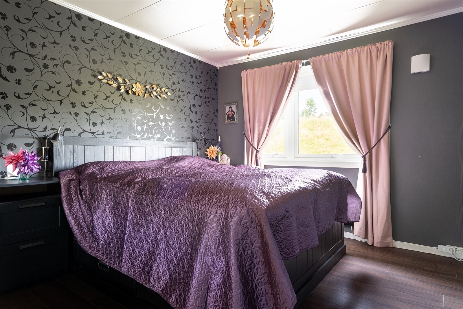 Soverom 1 i førsteetasje er av god størrelse og har god plass til stor dobbeltseng med tilhørende nattbord. Galleribilde