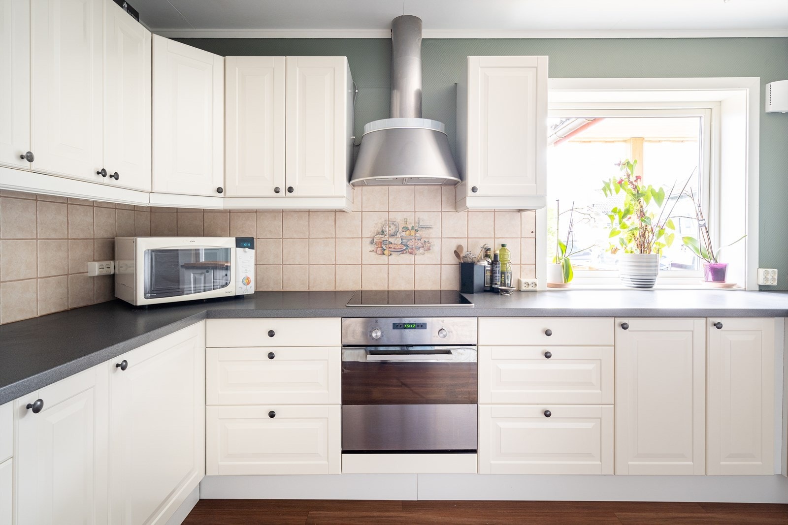 Godt med både skap- og benkeplass gjør det enkelt å tilberede store festmåltider for din familie og gjester. Galleribilde