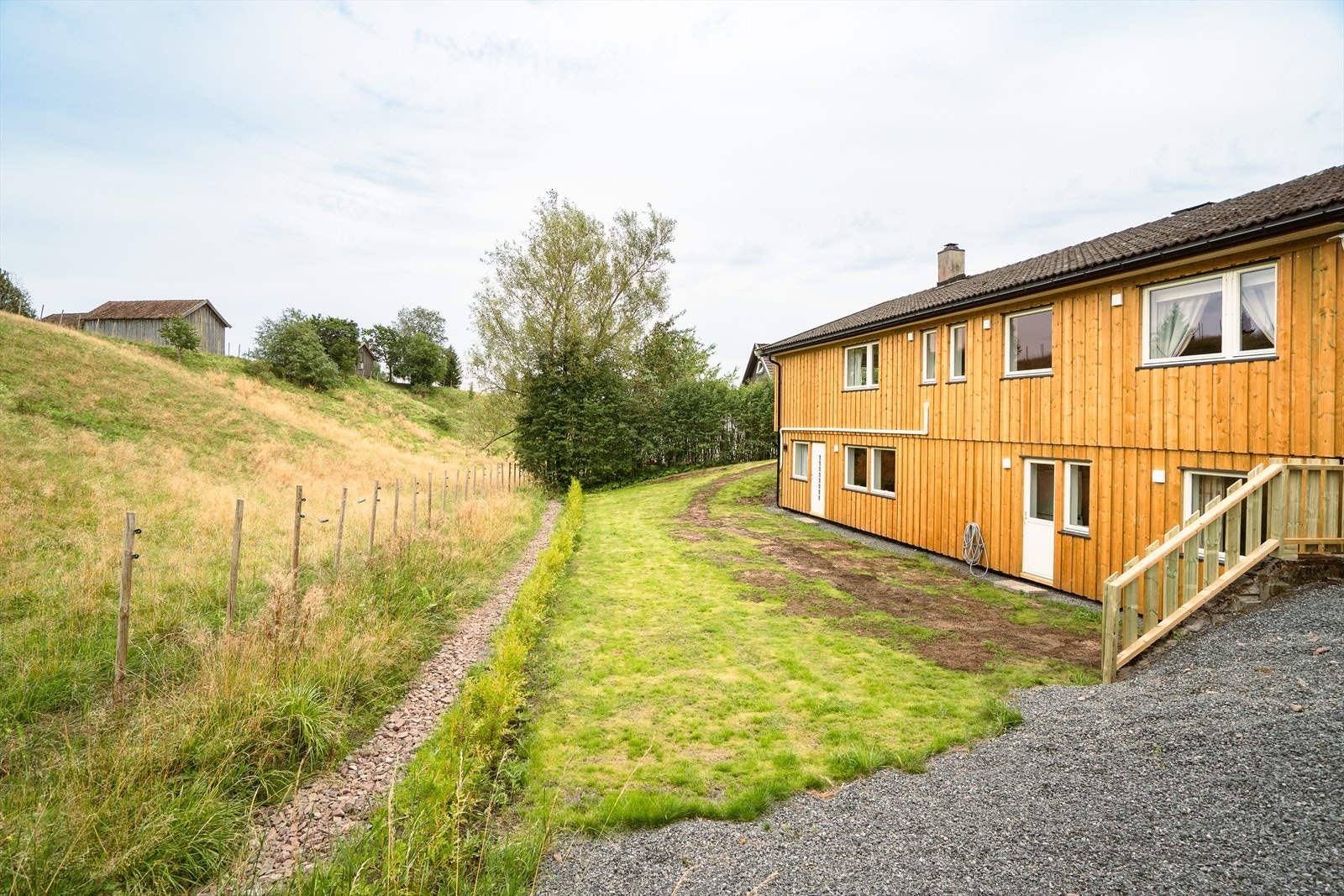 Eiendomen ligger vendt mot et jorde som gir en landlig og rolig følelse. Til tross for dette ligger boligen med gangavstand til skole, barnehage og butikk. Galleribilde