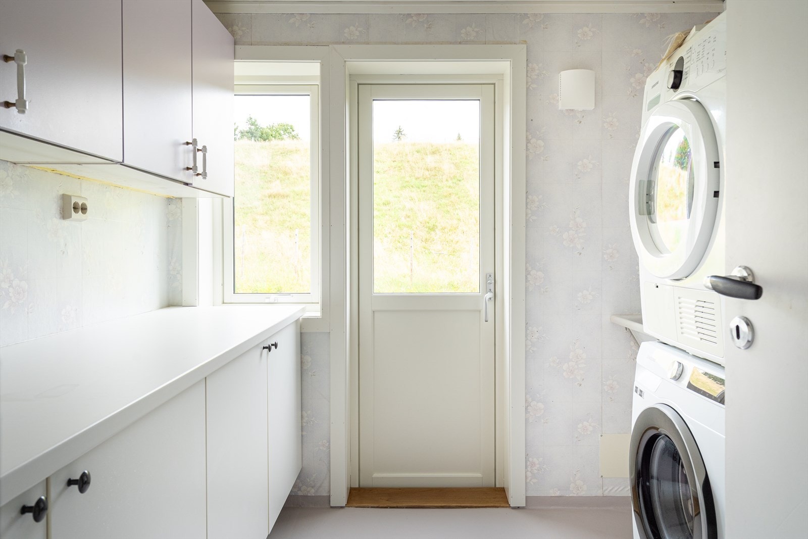 I underetasjen finner du også eget vaskerom med egen inngang. Her har du god plass til vaskesøyle. Rommet har også smart innredning til oppbevaring og god arbeidsplass på benkeplate. Galleribilde