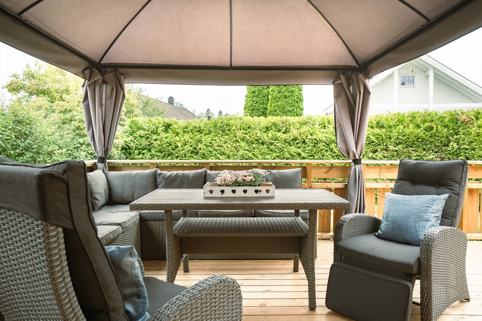 Terrassen er ny i 2025 og er på hele 39 kvm. Terrassen har god plass til flere sittegrupper, grill og plantekasser. Galleribilde