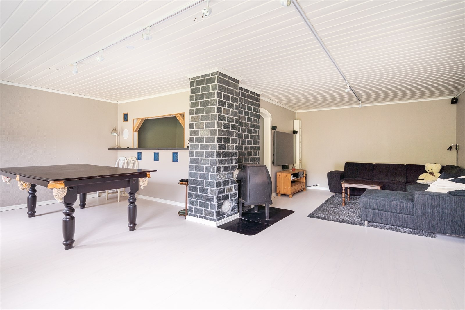 I underetasjen har du en stor kjellerstue. Rommet er perfekt som undomsavdeling eller når man ikke er enig i hva som skal gå på TV-skjermen. Galleribilde