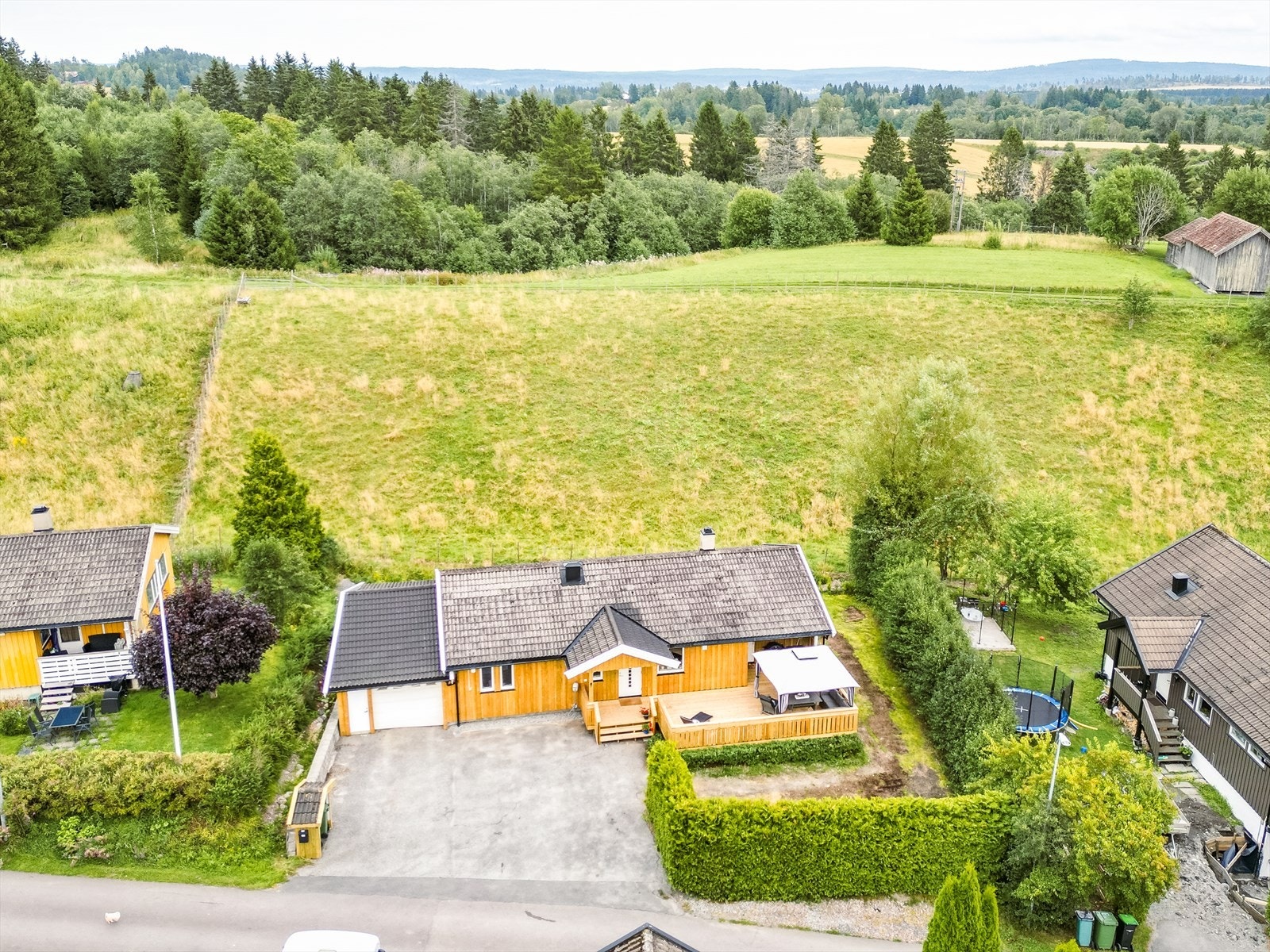 Eiendommen ligger flott til på et veletabler og populært boligfelt i Enebakk. Hagen er sådd på nytt og er allerede blitt frodigere enn hva bildet viser. Galleribilde