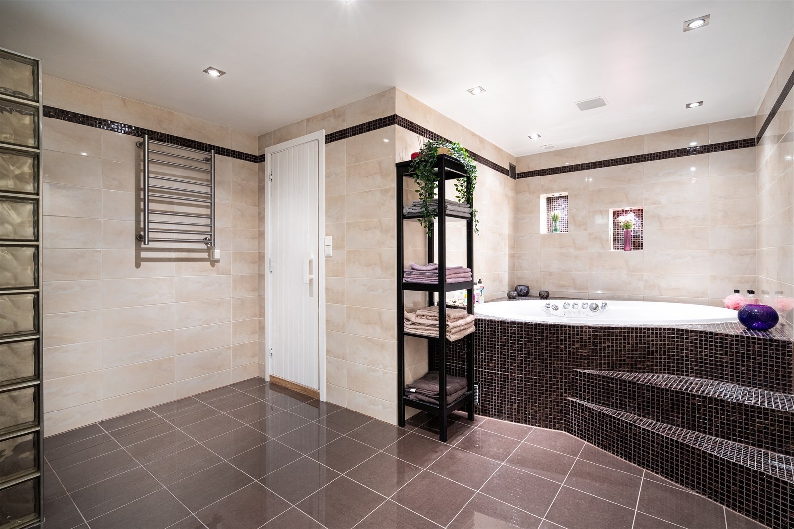 Badet i underetasjen er også fra 2011 og er svært romslig. Badet gir det en følelse av spa med dusjsone, bobblebad og badstue. Galleribilde