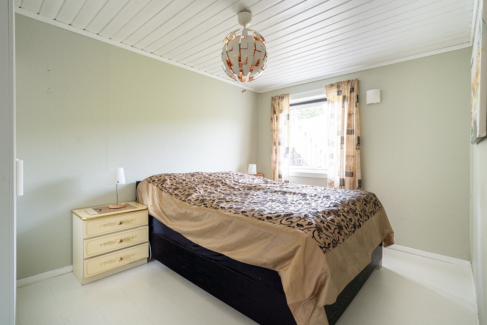 Det fjerde soverommet ligger i underetasjen. Rommet er svalt og godt og er det perfekte soverom på varme sommerdager. Galleribilde