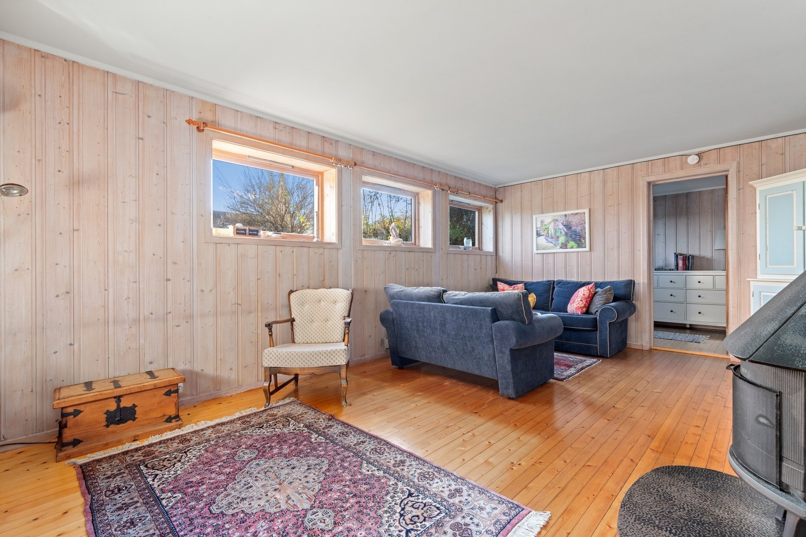 Praktisk stue med god plass til sofagruppe og diverse møbler. Galleribilde