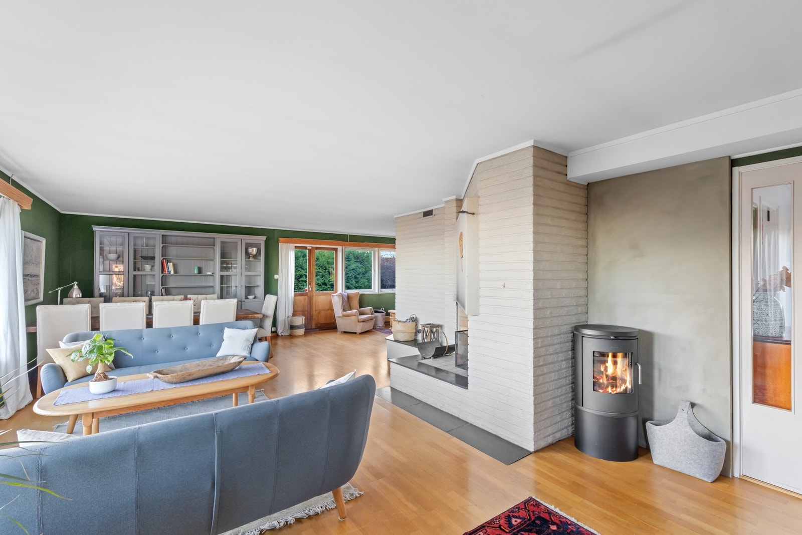 I stuen er det både åpen peis og peisovn. Galleribilde