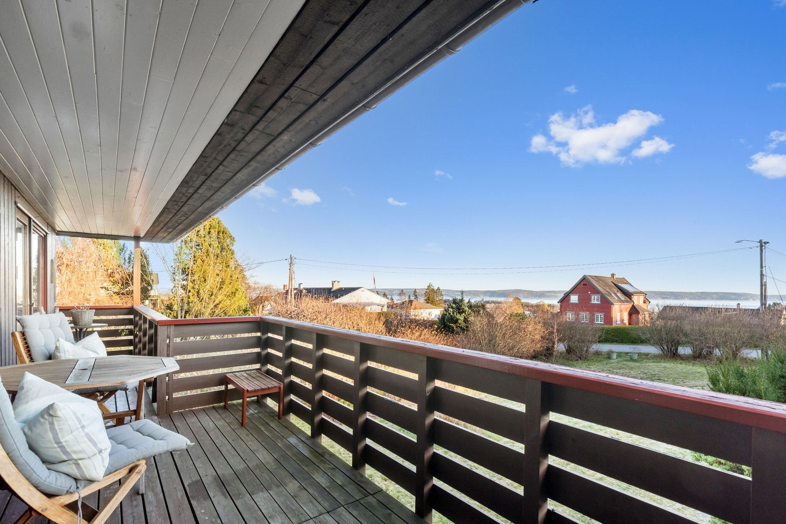 Terrassen byr på flott utsikt, gode solforhold og plass til utemøblement. Galleribilde