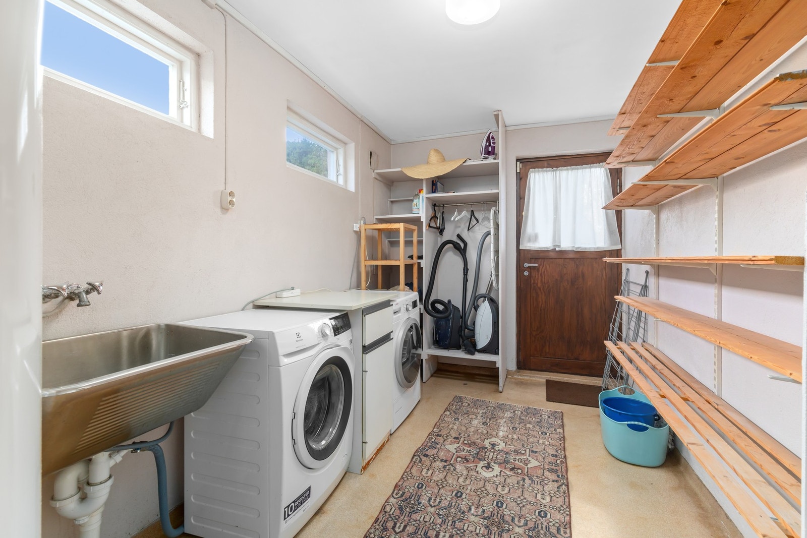 Romslig og praktisk vaskerom med egen utgang. Galleribilde