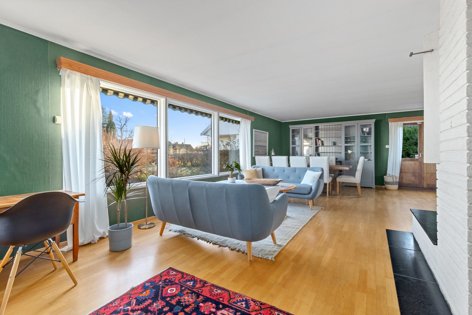 Lys og romslig stue. Galleribilde