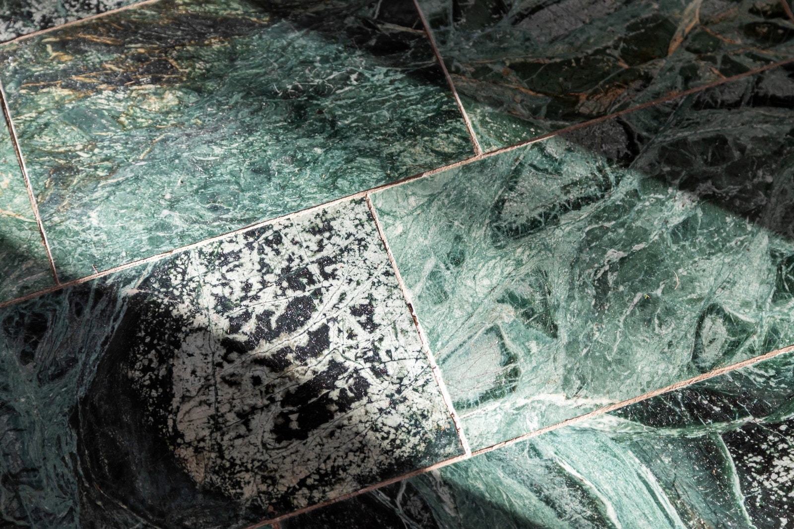 Pent flislagt gulv i grønn marmor. Galleribilde