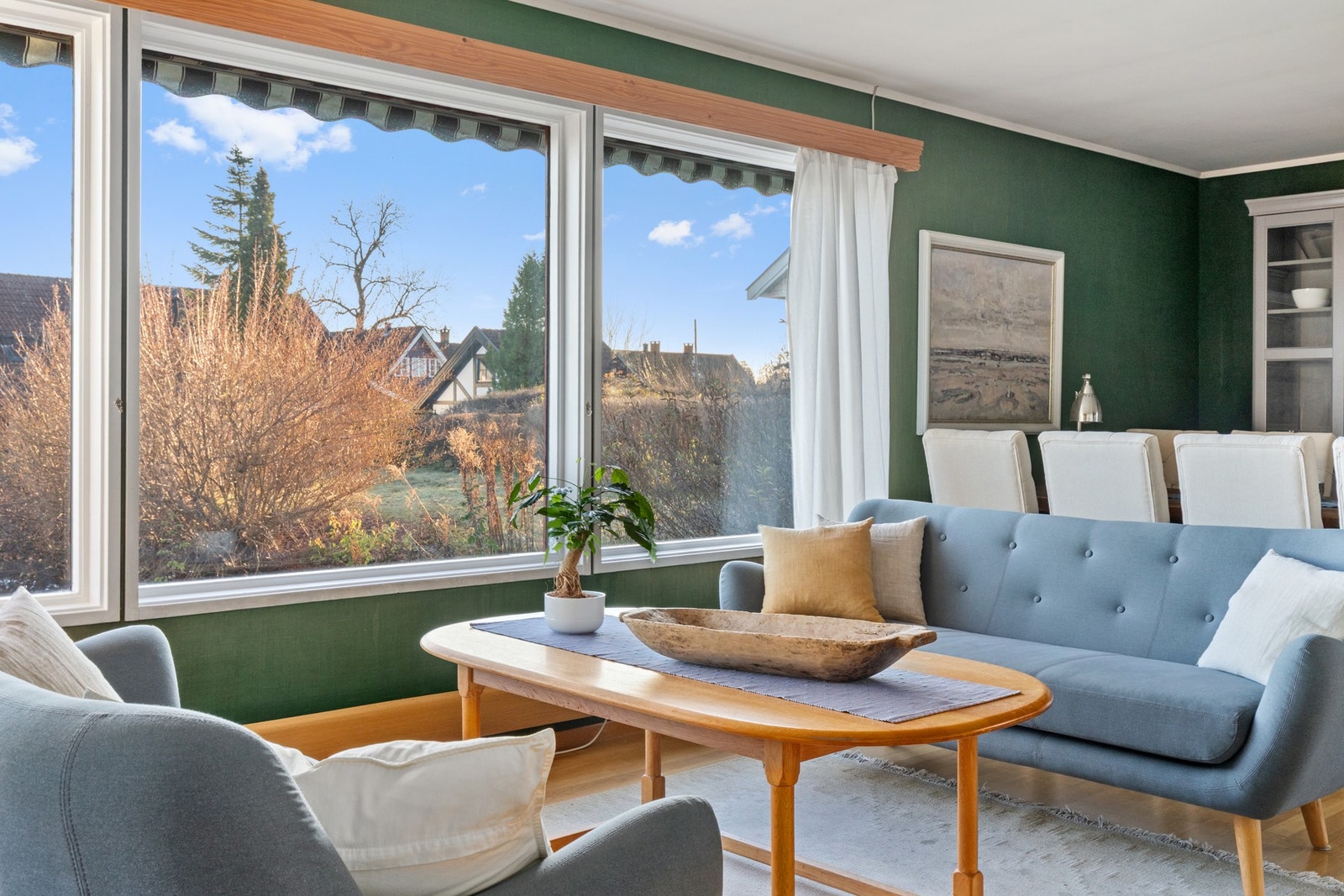 Store vindusflater for naturlig lys. Boligen ligger usjenert til. Galleribilde