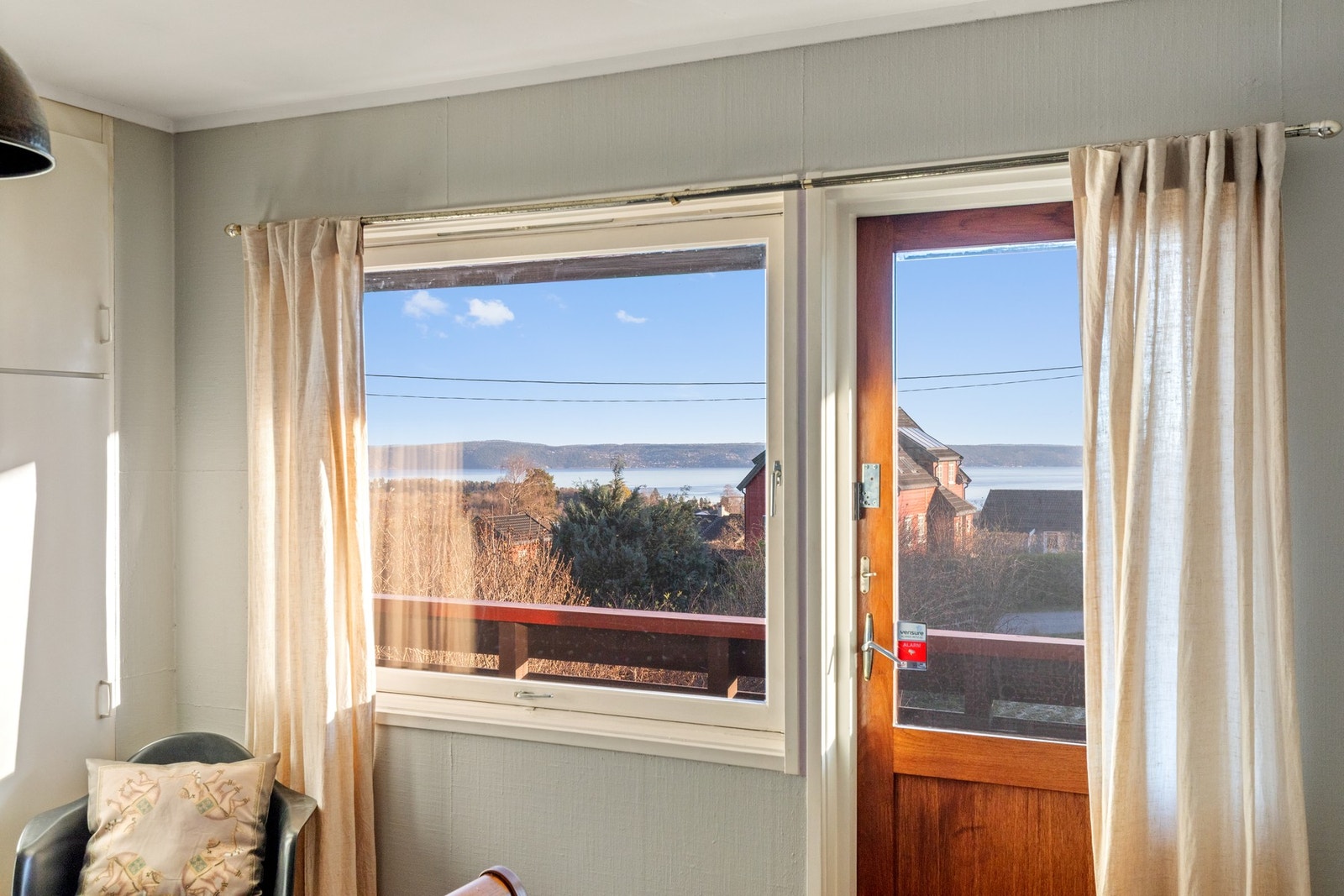 Her kan man nyte flott utsikt mot sjøen. Galleribilde