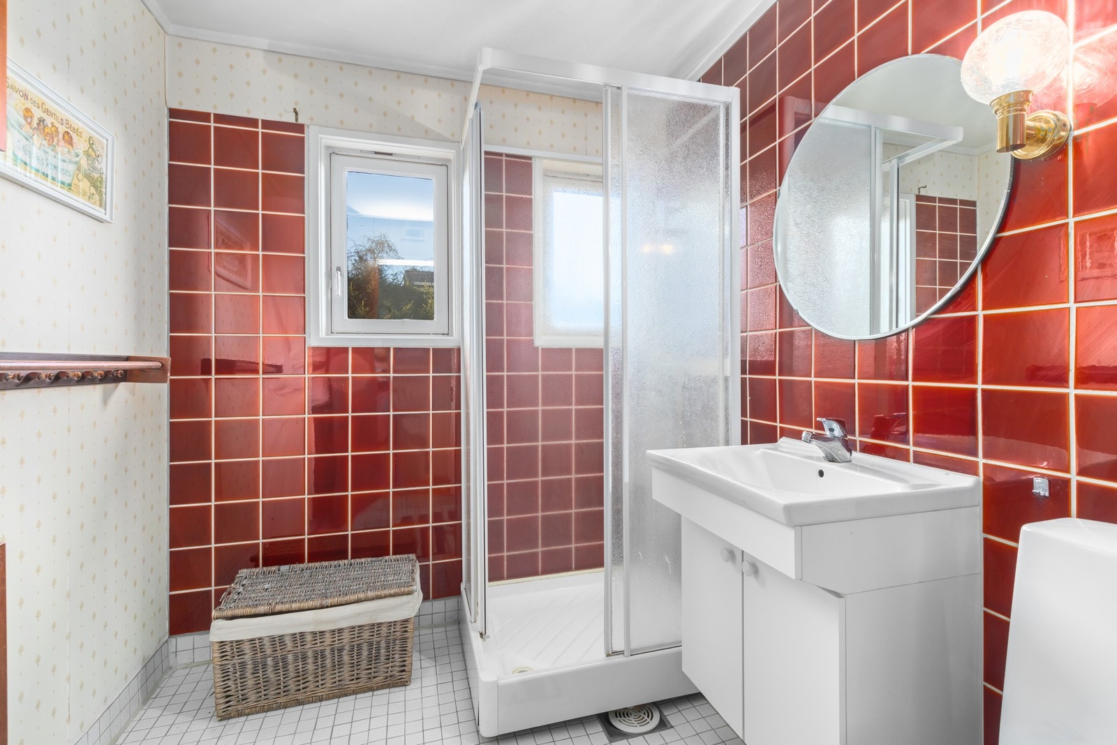 Flislagt baderom fra 1980 med varme i gulv. Badet er utstyrt med dusjkabinett, vegghengt servant og gulvstående toalett. Her er det rikelig med plass og potensial for oppgradering. Galleribilde