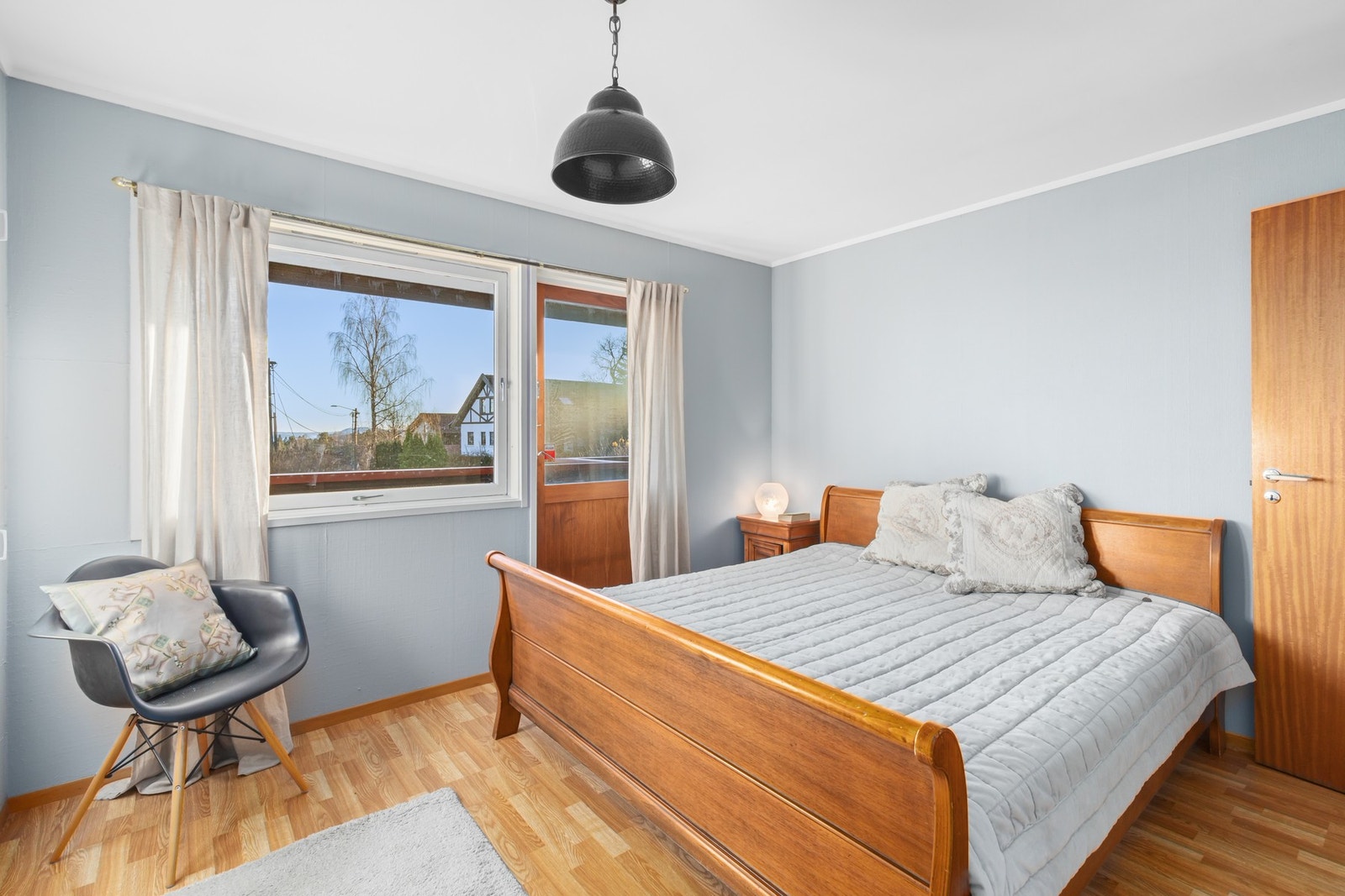 Det er utgang til terrassen fra hovedsoverommet. Galleribilde