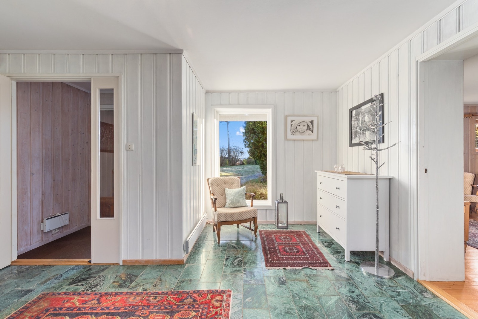 Lys gang med flere muligheter for oppbevaring av yttertøy. Galleribilde