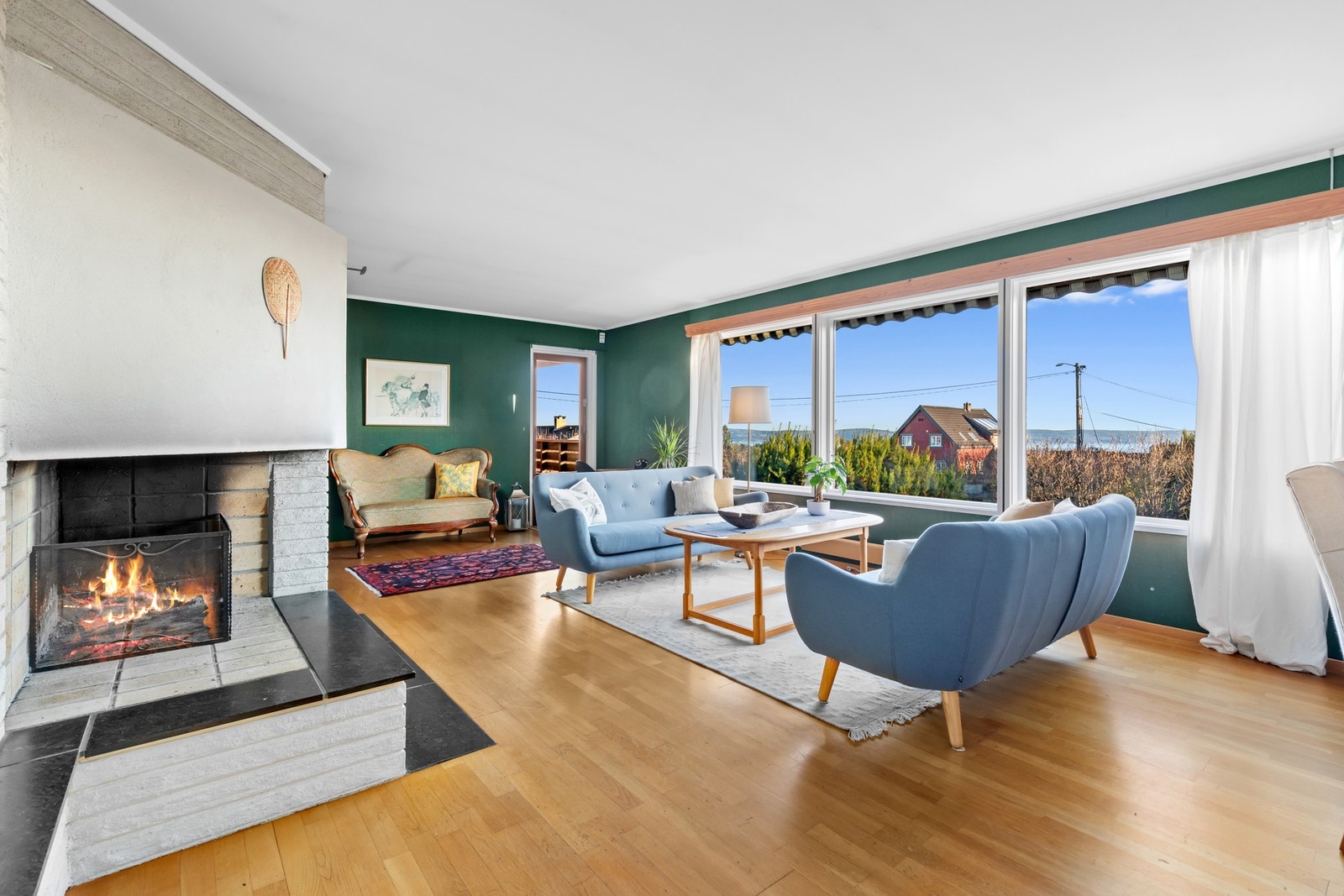 Stuen byr på god plass til både sofagrupper og spisebord, og gir en luftig atmosfære med gjennomgående kvaliteter. Galleribilde