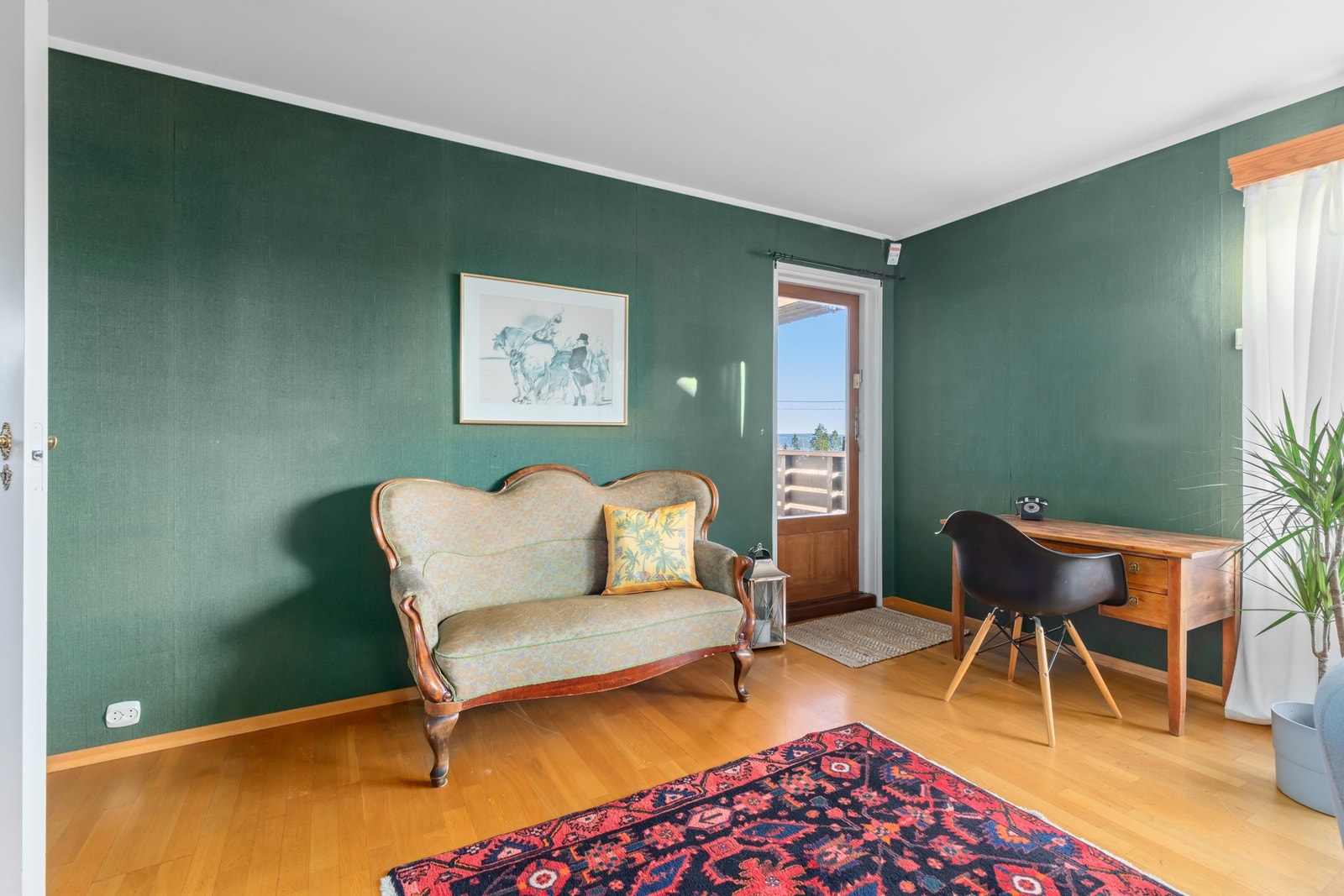 I stuen er det utgang til solrik terrasse med utsikt. Galleribilde