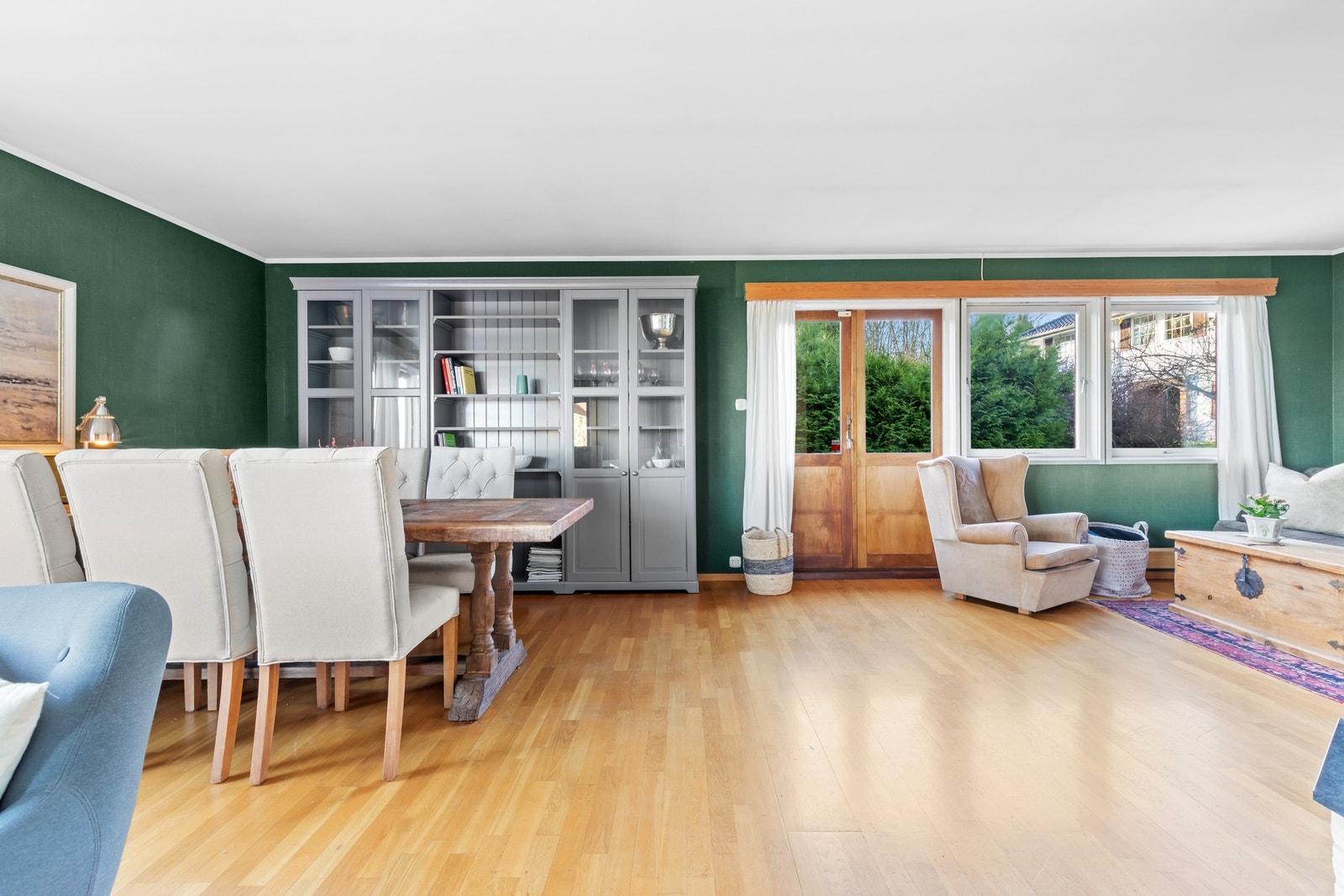 Fra spisestuen er det direkte utgang til markterrassen og hagen. Galleribilde