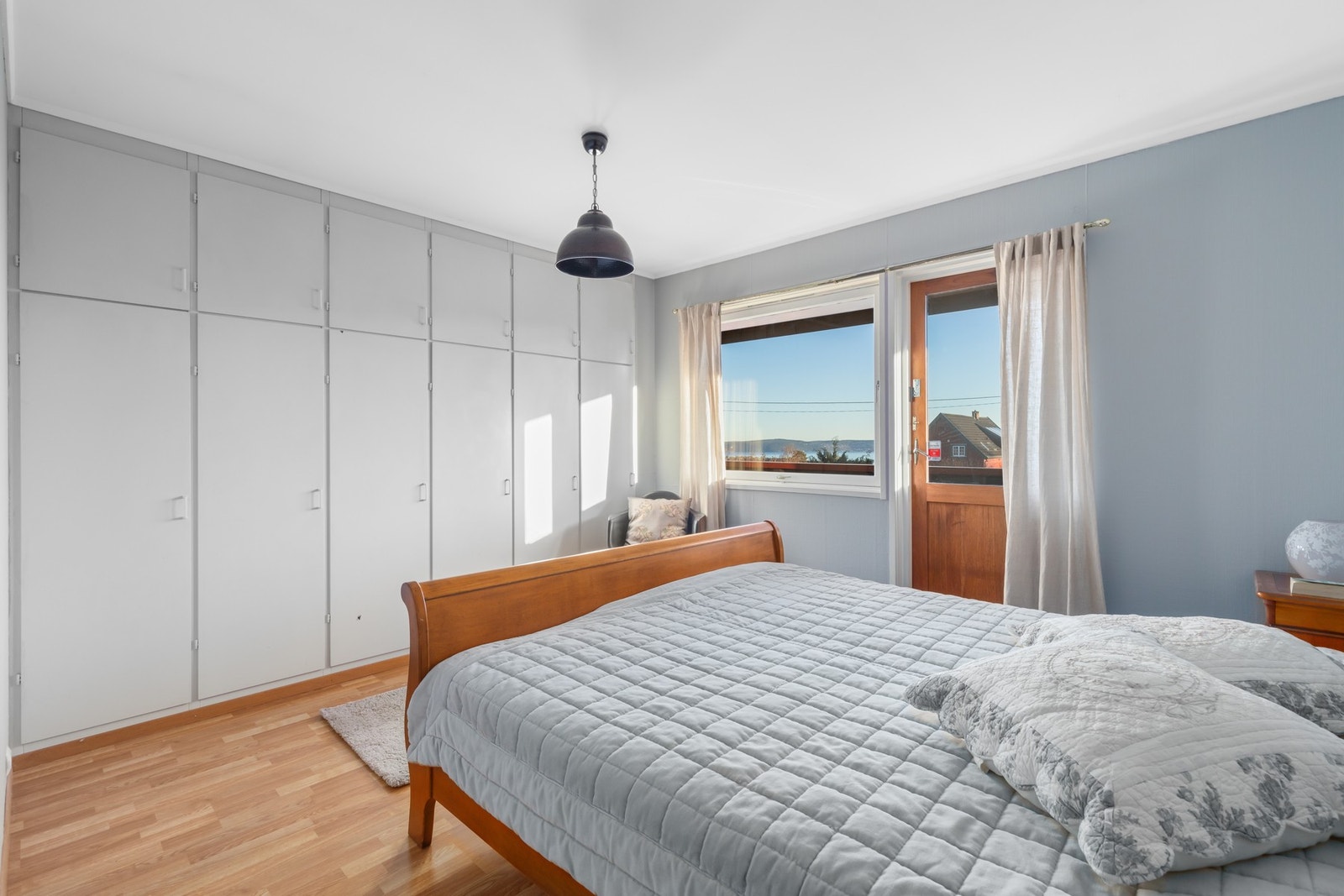 Det er 4 soverom i 1. etasje. Hovedsoverommet er av god størrelse med plass til dobbeltseng og godt med garderobe. Galleribilde