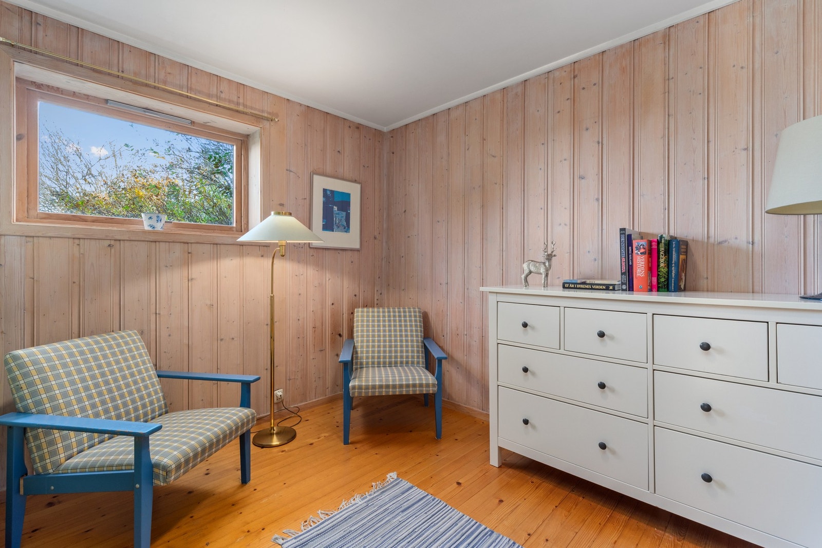 Soverom 6 ligger innenfor kjellerstuen. Dette vinduet tilfredsstiller ikke dagens forskriftskrav til dagslysinnfall og det er ikke godkjent rømningsvei. Galleribilde