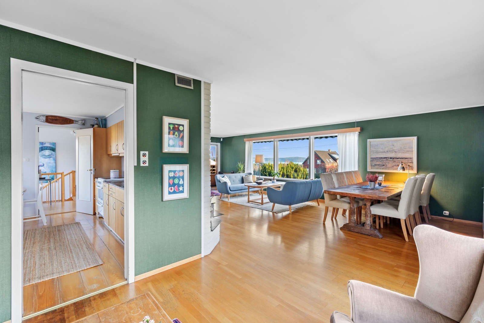 Tv-kroken i forlengelsen av stuen, og med inngang til kjøkkenet. Galleribilde