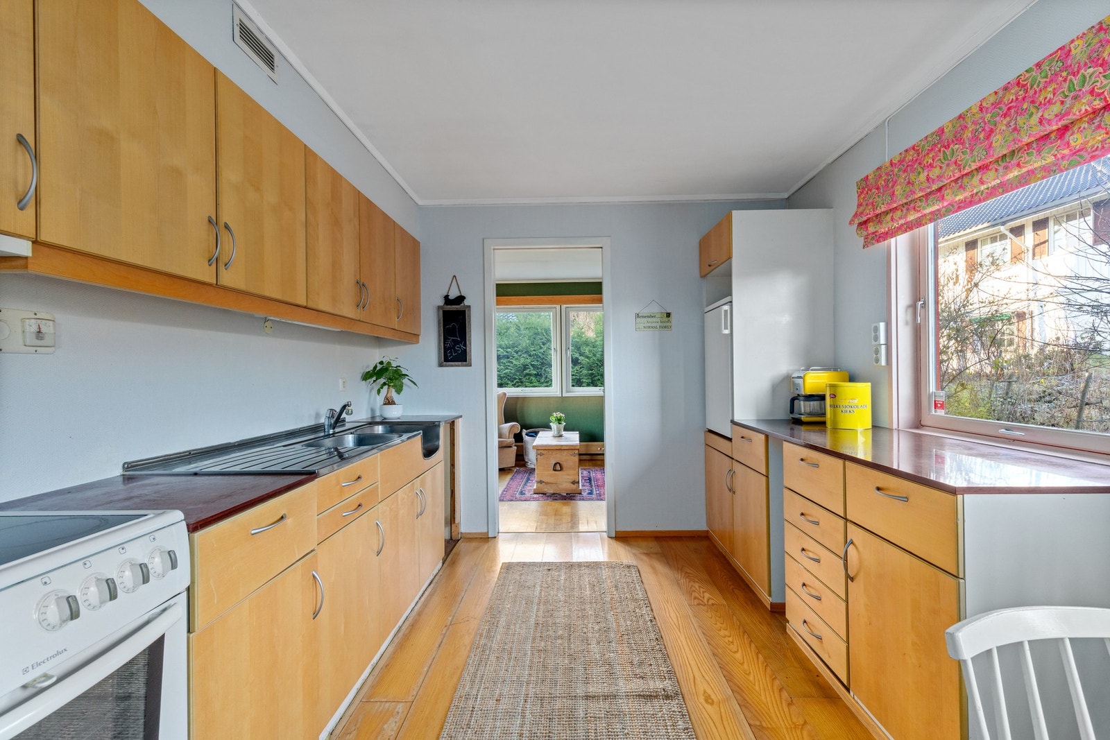 Det er rikelig med skap- og benkeplass på kjøkkenet. Inngang fra 2 sider. Galleribilde