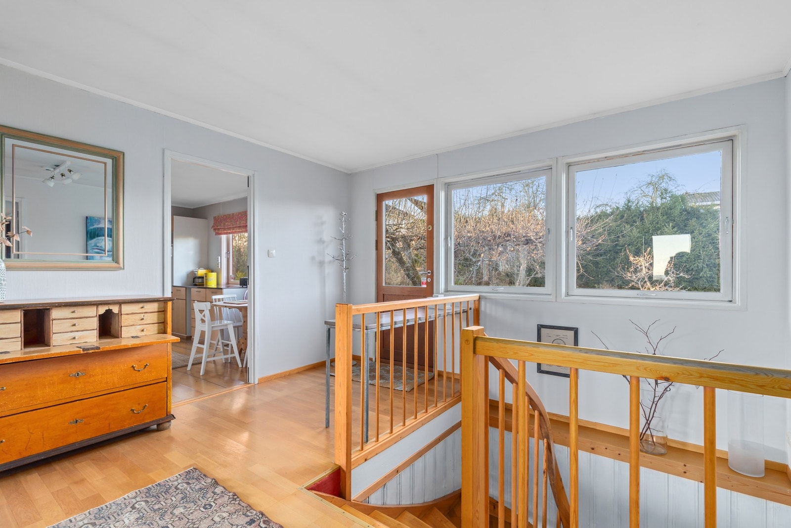 Gang/trapperom i 1. etasje med utgang til eplehagen. Galleribilde